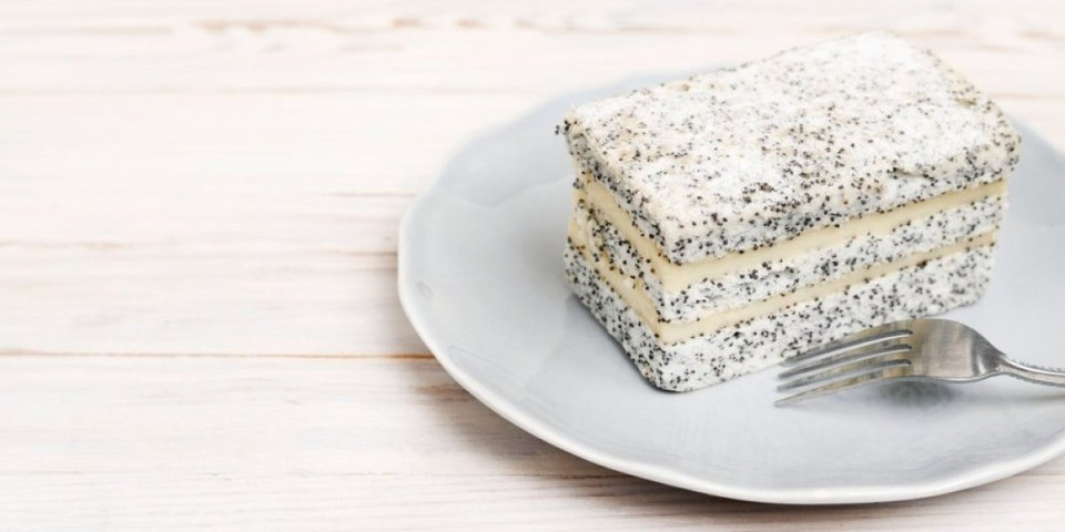 Beli kolač sa makom: Najkremastija poslastica koja se topi u ustima