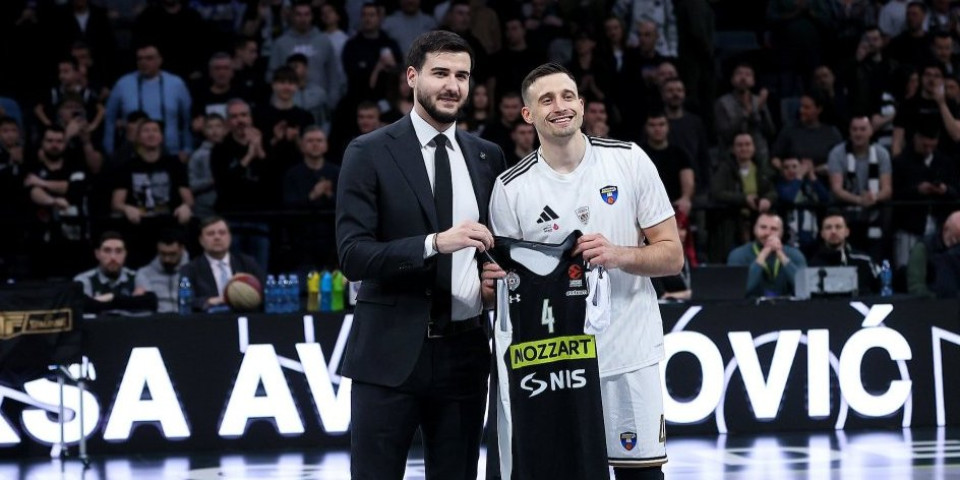 Emotivno u Areni - Avramović prvi put pred navijačima Partizana (VIDEO)