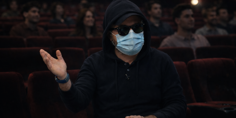 (VIDEO) Maskirani Vučko upao u bioskop Rakovica: Znate šta, to je ustaški film!