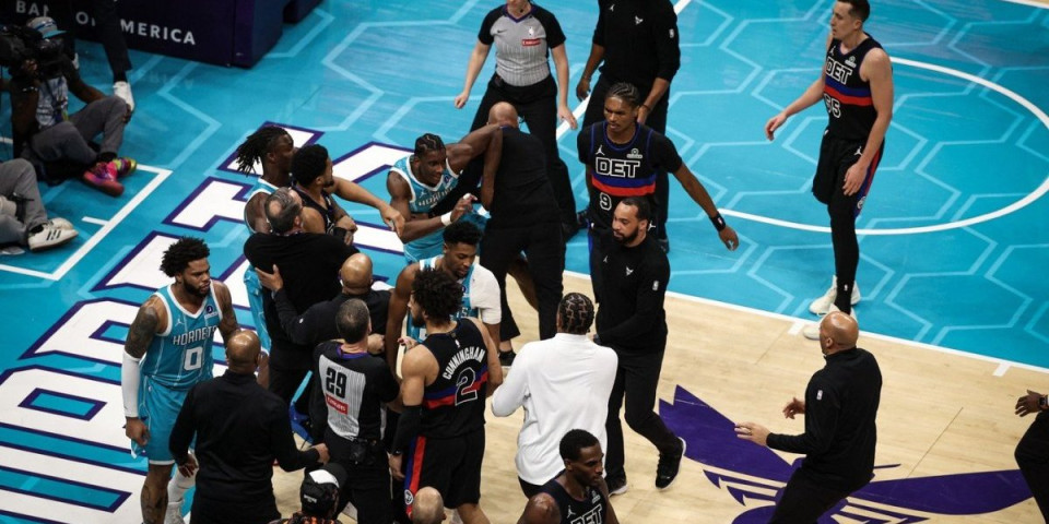 Ovakvu makljažu u NBA nismo skoro videli - Sevale pesnice i surovi udarci (VIDEO/FOTO)