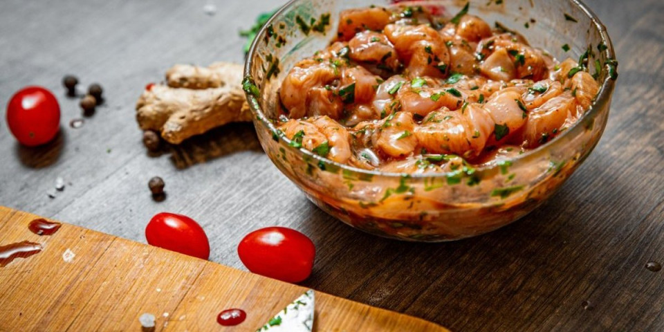 Stari kuvarski trik: Marinada zbog koje meso uvek ispadne savršeno - mekano kao puter