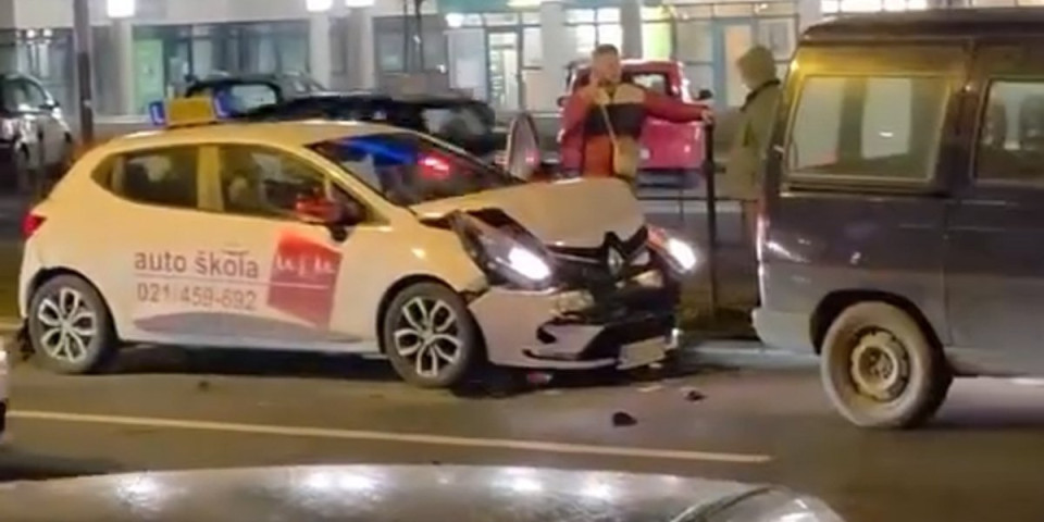 Lančani sudar u Novom Sadu: Vozilo auto-škole uništeno, stvaraju se velike gužve (VIDEO)