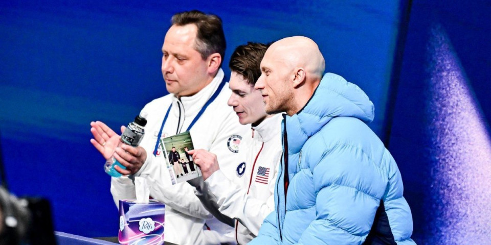 Prizor koji tera suze na oči: Roditelji mu stradali u jezivoj nesreći, na OI se pojavio sa njihovom slikom