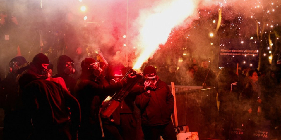 Tirana u plamenu! 1.400 specijalaca na ulicama: Molotovljevi kokteli lete na zgradu Vlade (FOTO/VIDEO)