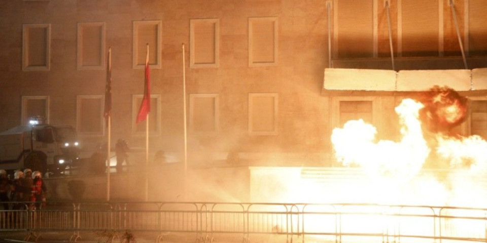 Bačen molotovljev koktel na kancelariju Edija Rame: Gori Tirana, policija upotrebila oružje (VIDEO)