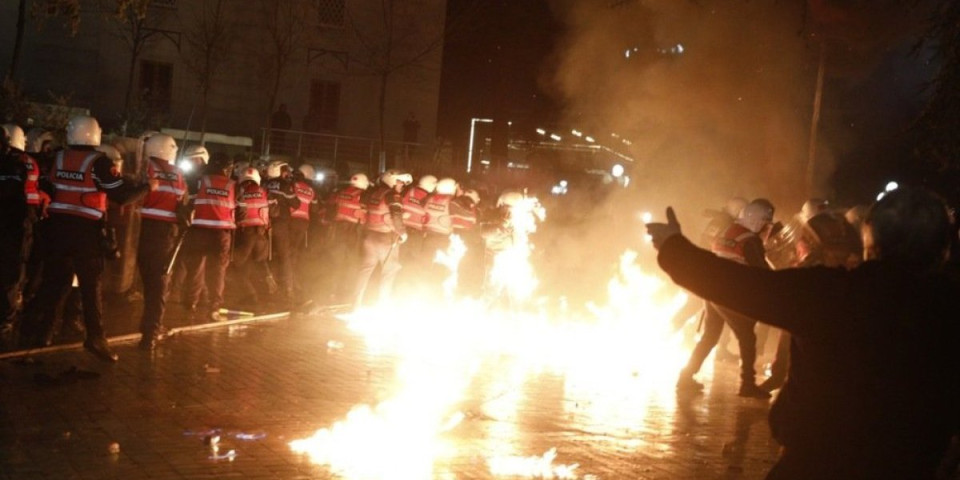 Rat na ulicama Tirane: Napadnut Ramin kabinet, žestok sukob demonstranata i policije (FOTO/VIDEO)