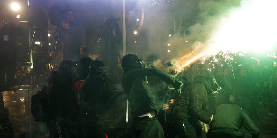 Opsadno stanje u komšiluku: Gorele institucije u centru grada, policajci na meti podivljale mase! (VIDEO)