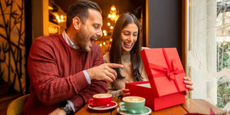 3 bezvremenska poklona za Dan zaljubljenih: Najlepši znak pažnje koji se pamti ceo život