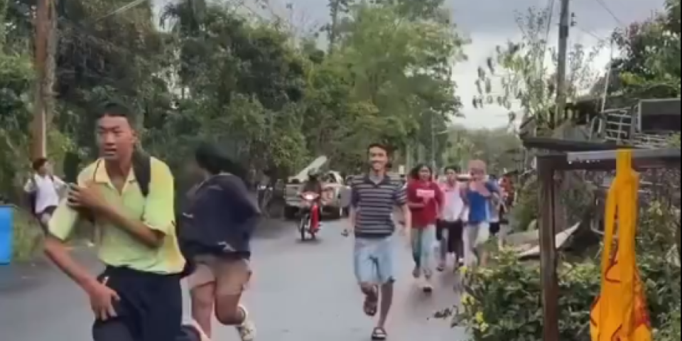 Naoružani napadači upali u školu, pa zapucali: Drže nastavnike i učenike kao taoce - policija na licu mesta (VIDEO)