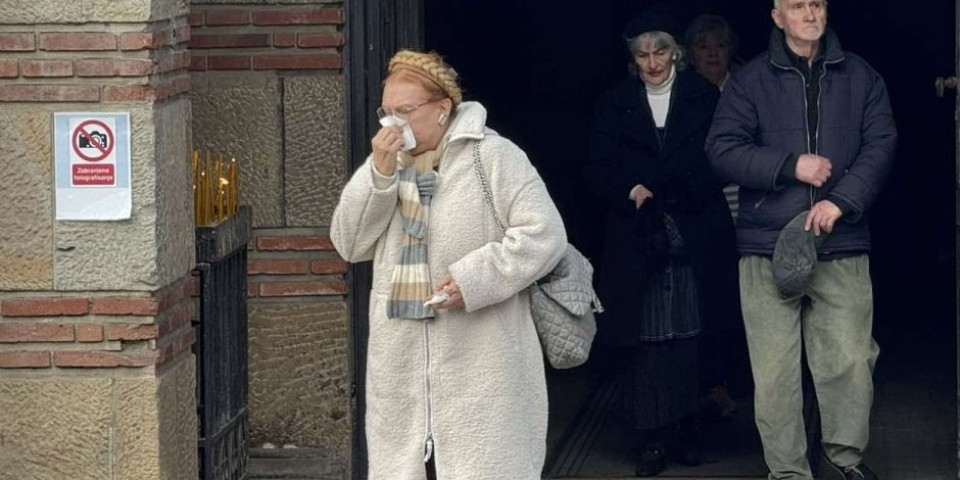 Nada Blam jeca na sva glas: Glumica skrhana bolom na sahrani svoje koleginice (FOTO)