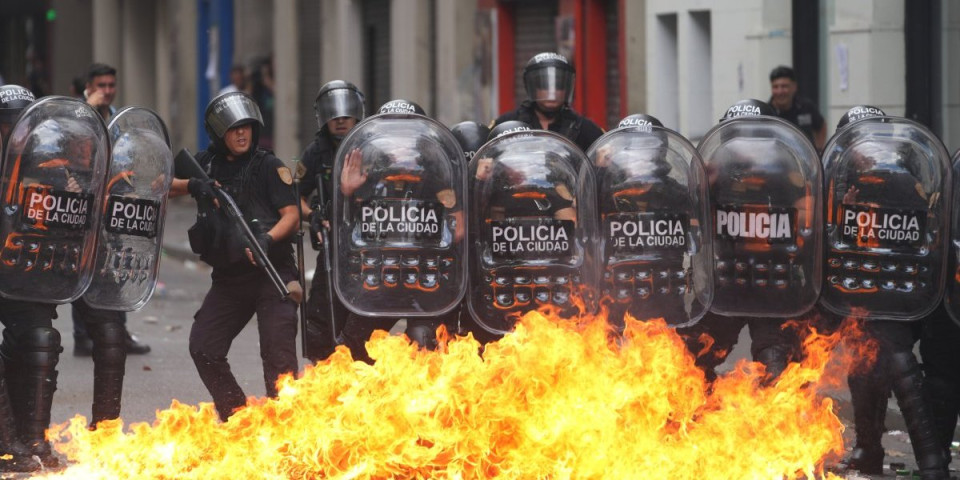 Haos u Argentini, sevaju pendreci ispred Kongresa! Narod ustao protiv Mileja (VIDEO)