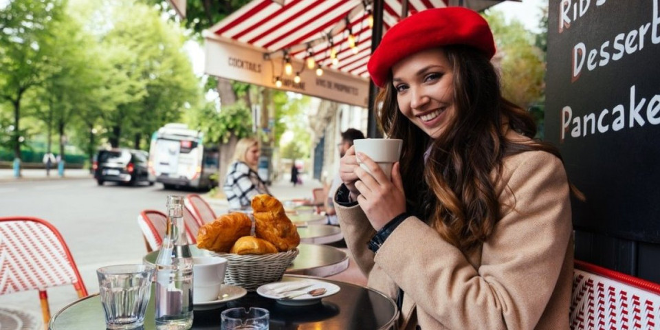 Ljudi hrle u ovaj pariski kafić: Dolaze zbog jedne neobične stvari - šokiraćete se (VIDEO)