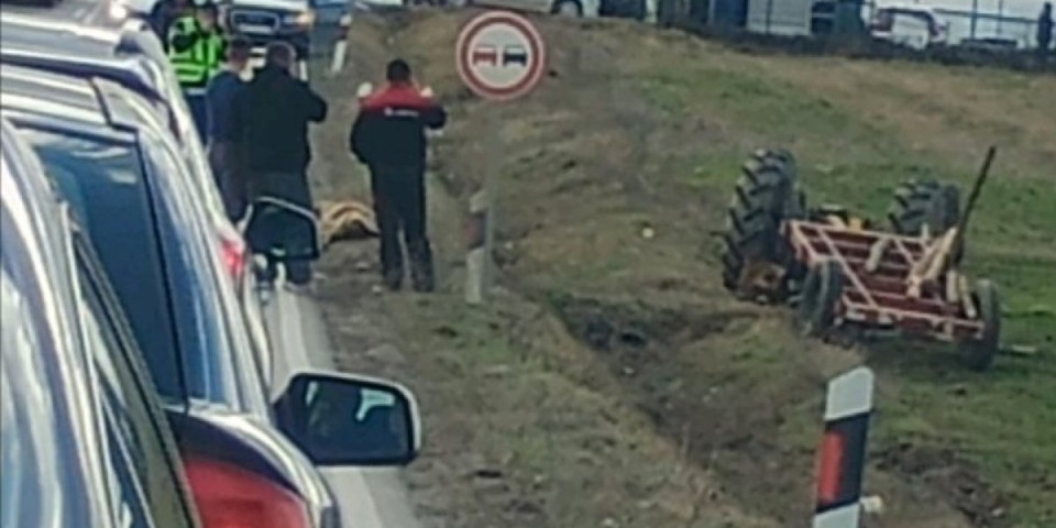Jeziva smrt kod Aranđelovca: Traktorista poginuo nakon prevrtanja (FOTO)