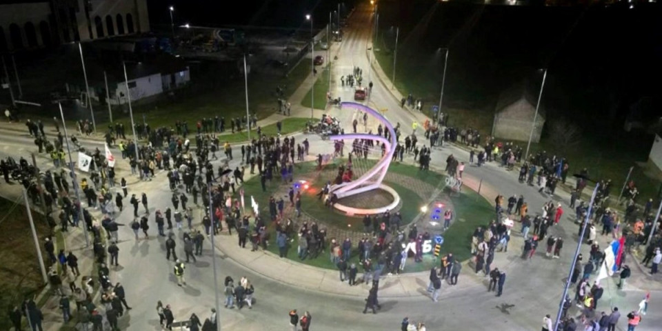 Dokaz crno na belo: Pukli su k'o lajsna - dron snimio koliko se blokadera okupilo u Ubu (FOTO/VIDEO)