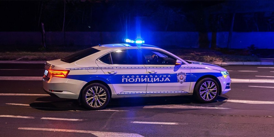 Saobraćajna nesreća na Novom Beogradu: Auto se zabio u stub, smrskan, poslednji trap lebdi u vazduh (VIDEO)