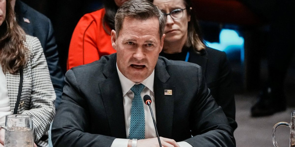 (VIDEO) Američki ambasador se pred svima bacio na pod, usledilo nešto što je zapanjilo svet!