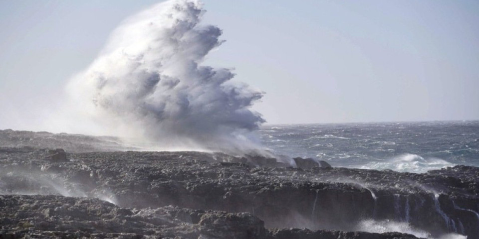 Stižu talasi visoki 9 metara! Dramatične scene u Španiji, krov sa zgrade ubio ženu na licu mesta (VIDEO)
