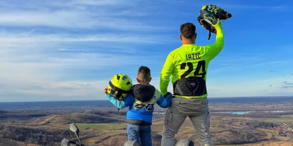 Darko Lazić divlja na četvorotočkašu: Sinu od šest godina stavio kacigu, pa dao po gasu (VIDEO)