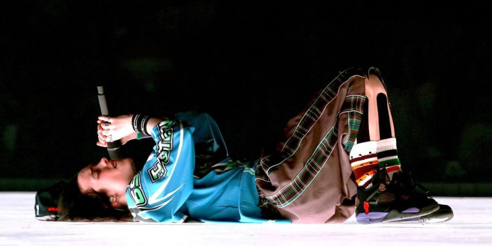 "Fuj... odmah znaš da to smrdi": Gaćice pevačice se uvukle u usmine, svi mogli da vide kako ih žvaću