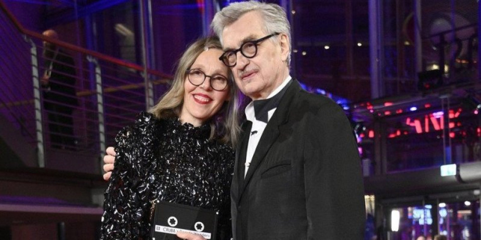 Supruga reditelja se na Berlinaleu pojavila u haljini od filmskih traka (FOTO)