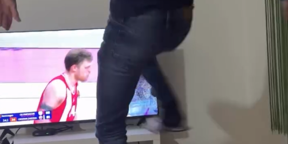 Revoltirani navijač Zvezde razlupao televizor: Prvo ga gađao limenkom, pa dokusurio nogom (VIDEO)