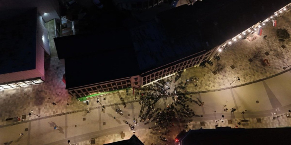 Narode, zašto im neko ne kaže da su pukli?! Pogledajte koliko se blokadera večeras okupilo u Čačku - tugica (FOTO/VIDEO)