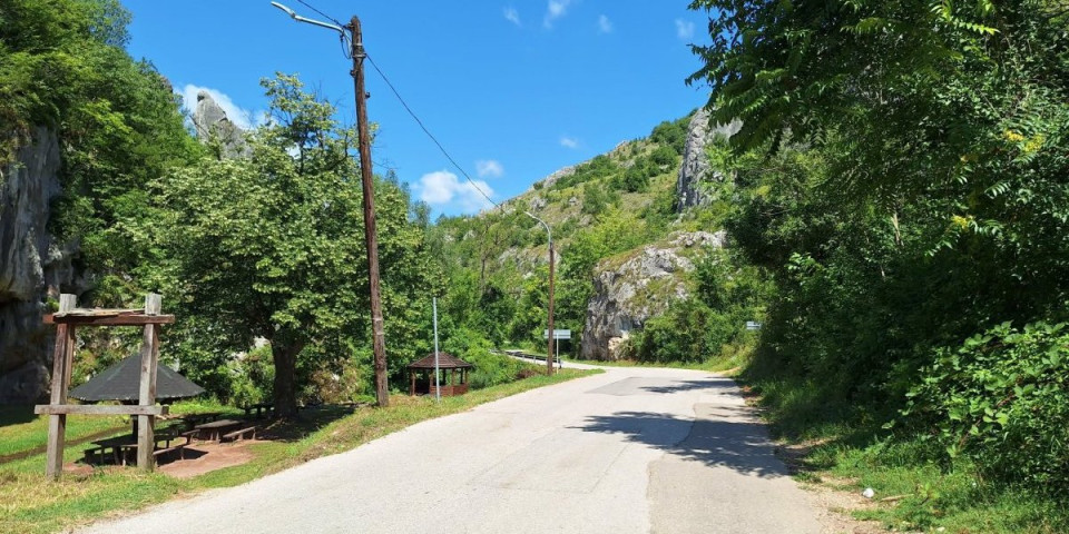 Ljudskih ruku delo?! Jelašnička klisura krije misterioznu građevinu, zovu je carskom