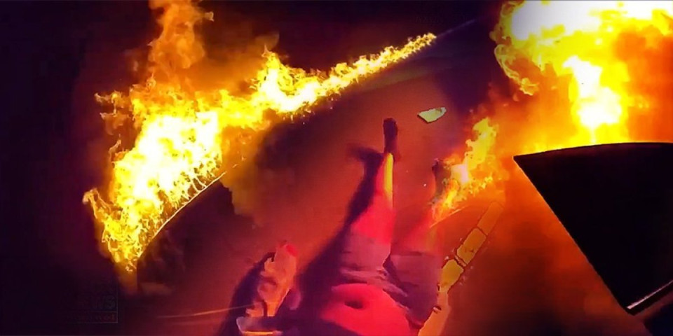 Sekunde delile ženu od jezive smrti! Policajac Rešidović uleteo u buktinju: Dok je vatra gutala auto, on je uradio nemoguće (VIDEO)