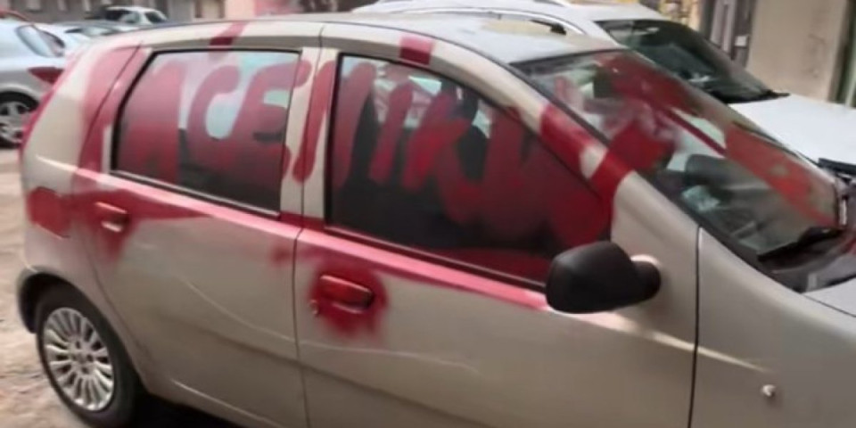 Ovaj je debelo zgrešio: Nišliji auto demoliran - vulgarne poruke na sve strane (VIDEO)