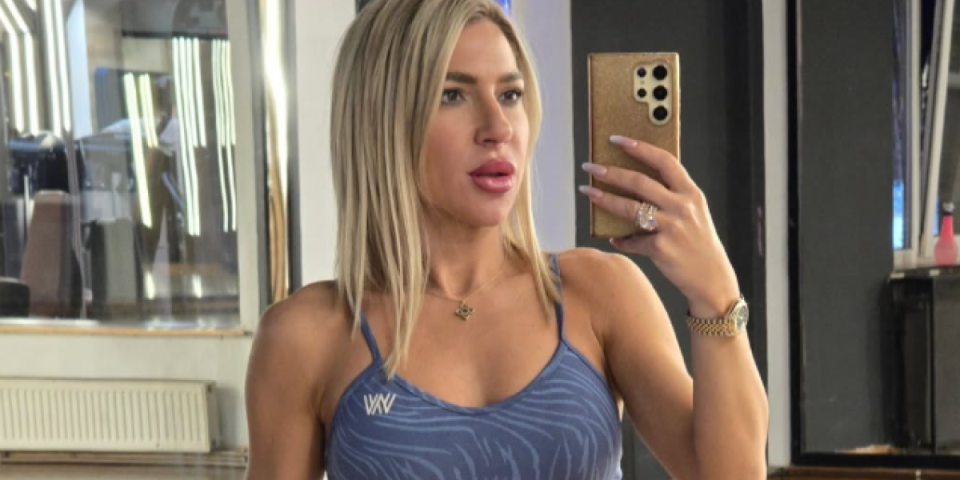 Jovana Jeremić napravila špagu, a svi gledaju u jedno! Da li ovo nosi u teretani? (FOTO)