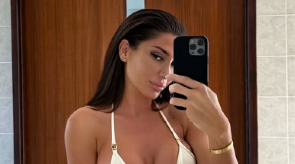 Intimu prekrila tračicama: Supruga našeg pevača srušila internet zmijskim telom (FOTO)