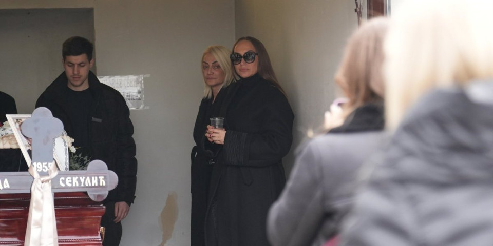 Sahrana majke Goge Sekulić: Na groblju jecaji, uz pevačicu bivši muž (FOTO)