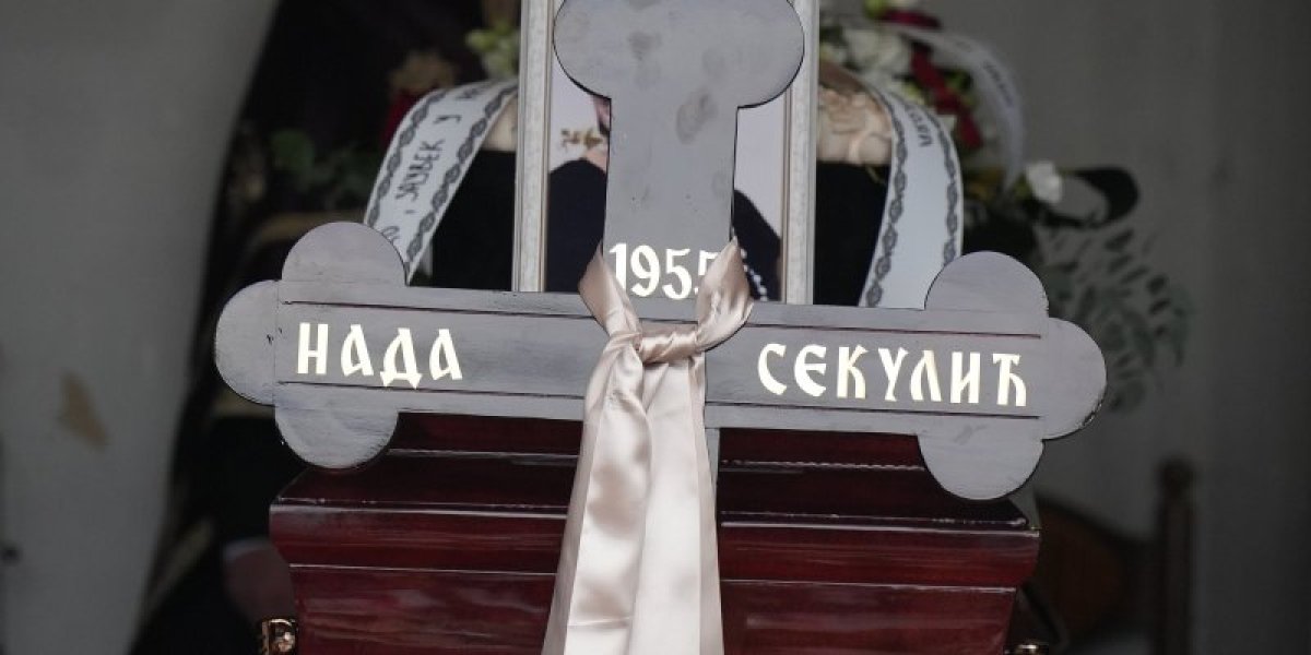 Na sahranu su, osim članova porodice, stigli i pevačicini dugogodišnji i verni prijatelji – nekadašnja manekenka i bivša supruga Duška Šarića, Ceca Šarić, kao i zlatar Nebojša Bojović.

