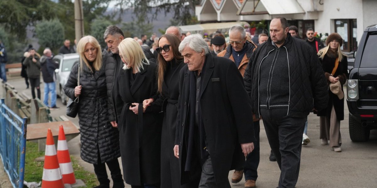 Na sahranu su, osim članova porodice, stigli i pevačicini dugogodišnji i verni prijatelji – nekadašnja manekenka i bivša supruga Duška Šarića, Ceca Šarić, kao i zlatar Nebojša Bojović.

