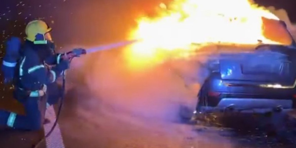 Drama kod Novog Sada: Plamen guta automobil, vatrogasci-spasioci u akciji (VIDEO)