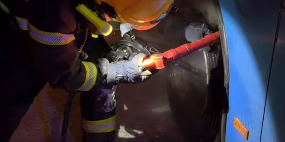 Zapalio se točak autobusa kod Kaća: Brzom intervencijom vatrogasaca sprečena katastrofa (VIDEO)