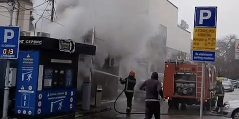 Dim kulja na sve strane: Požar guta lokal brze hrane u Čačku (VIDEO)