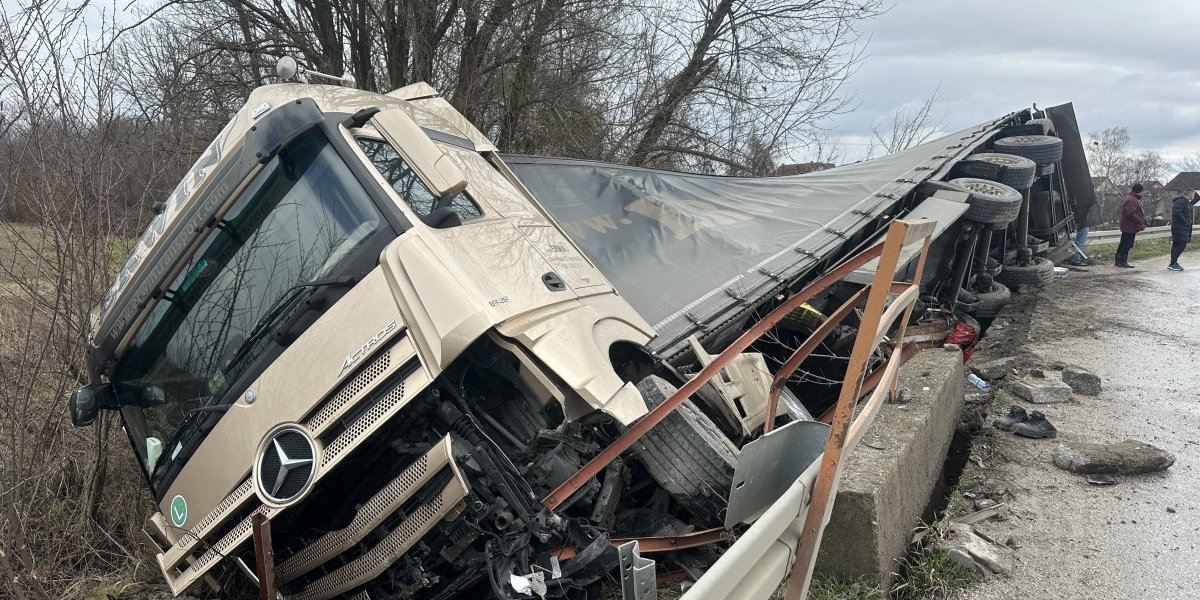 Šleper sleteo u korito reke kod Kraljeva
