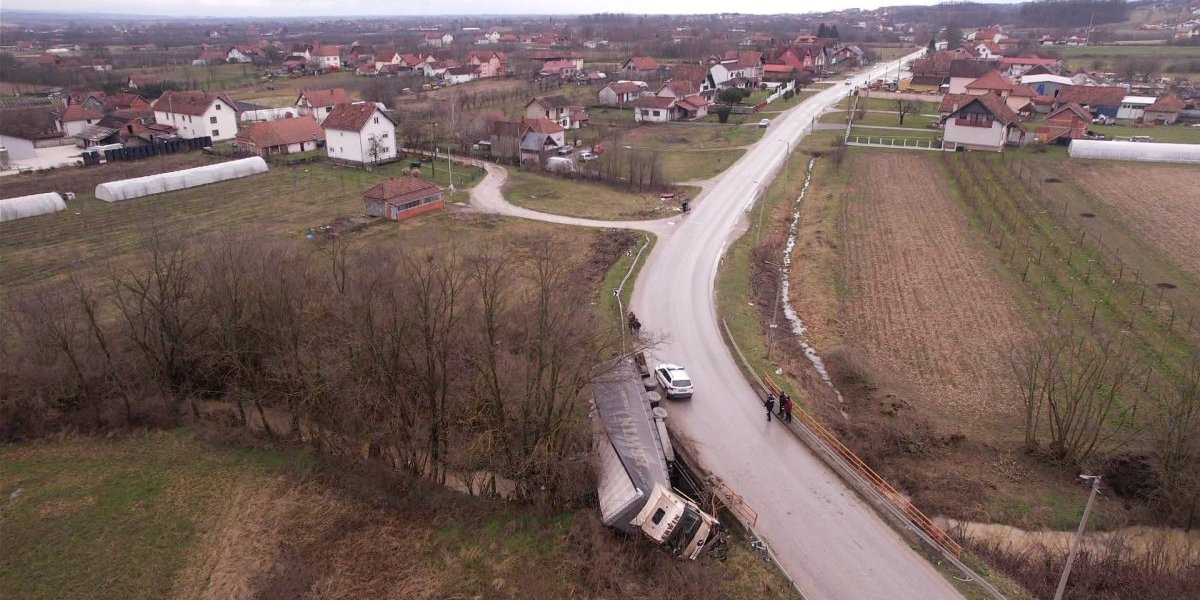 Šleper sleteo u korito reke kod Kraljeva