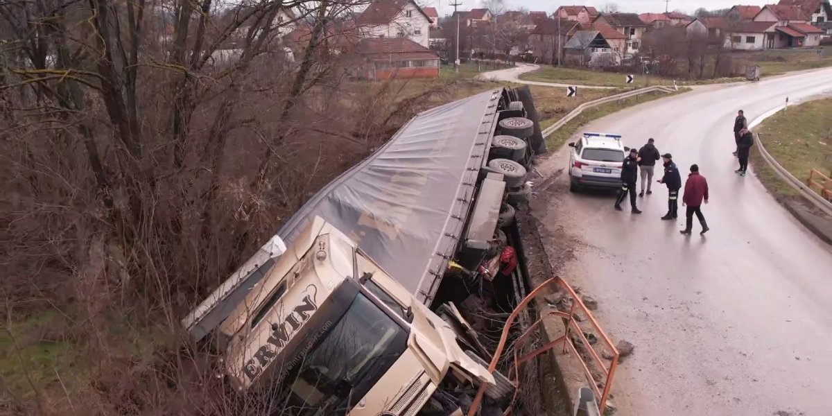 Šleper sleteo u korito reke kod Kraljeva