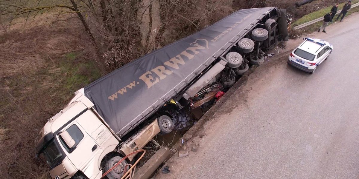 Šleper sleteo u korito reke kod Kraljeva