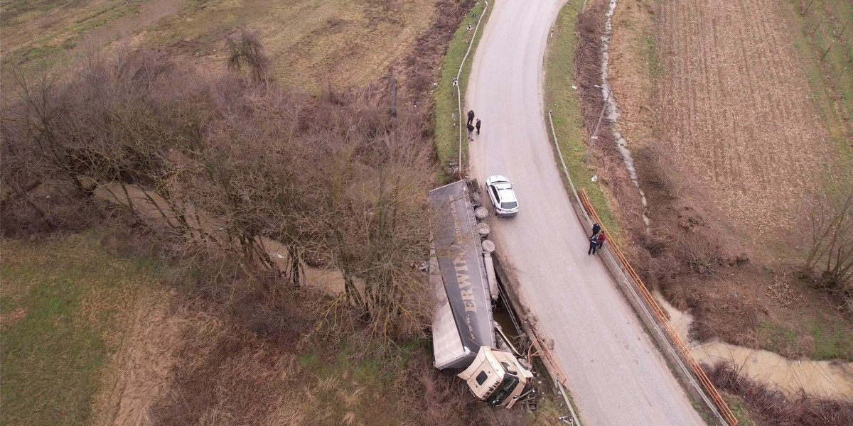 Šleper sleteo u korito reke kod Kraljeva