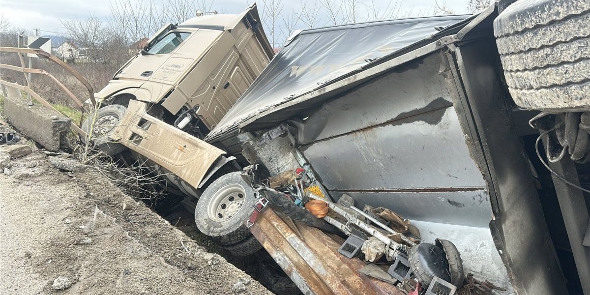 Šleper sleteo u korito reke kod Kraljeva
