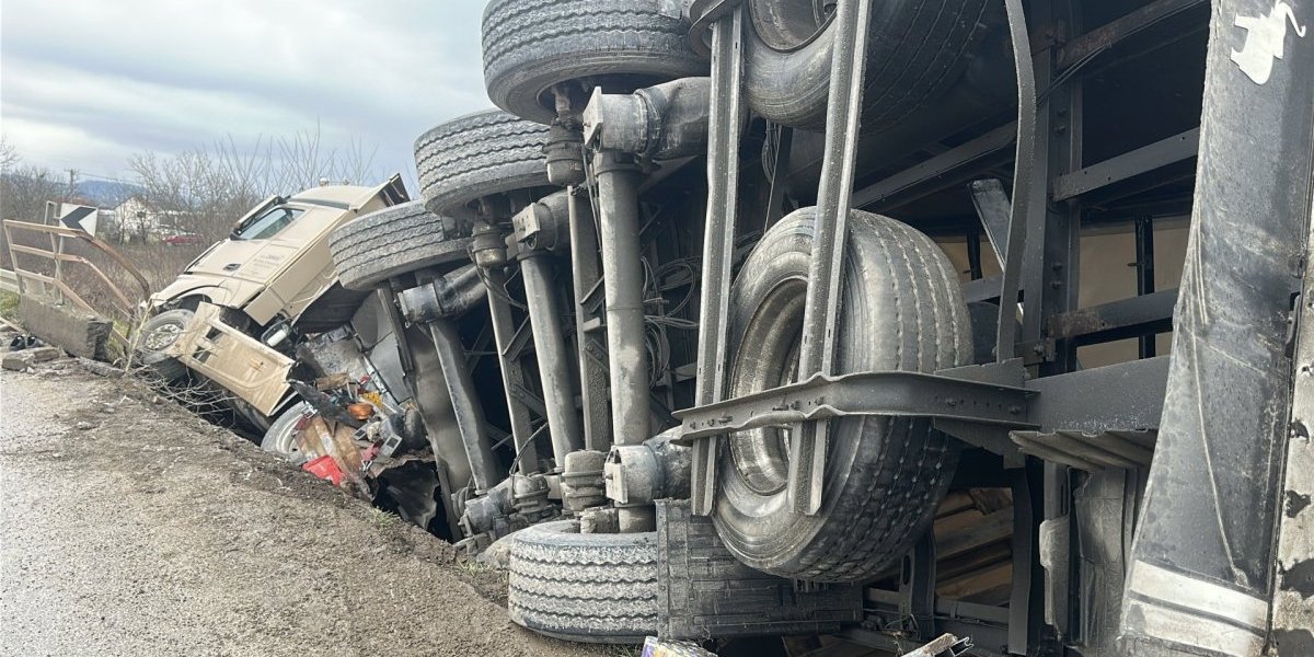 Šleper sleteo u korito reke kod Kraljeva