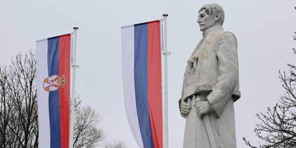 Državna ceremonija povodom Dana državnosti Srbije: Početak obeležilo služenje pomena kod spomenika voždu Karađorđu u Orašcu