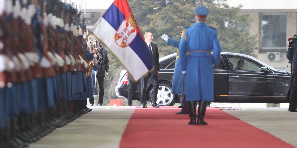 Predsednik Azerjbedžana i predsednik Srbije ispred Palate Srbije.