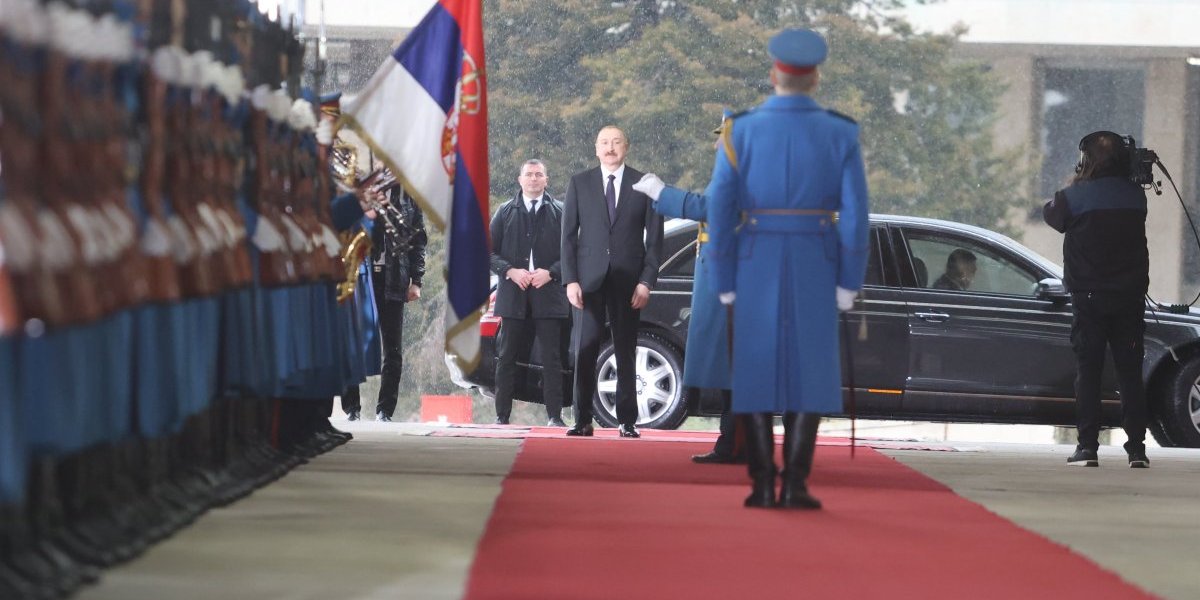 Predsednik Azerjbedžana i predsednik Srbije ispred Palate Srbije.