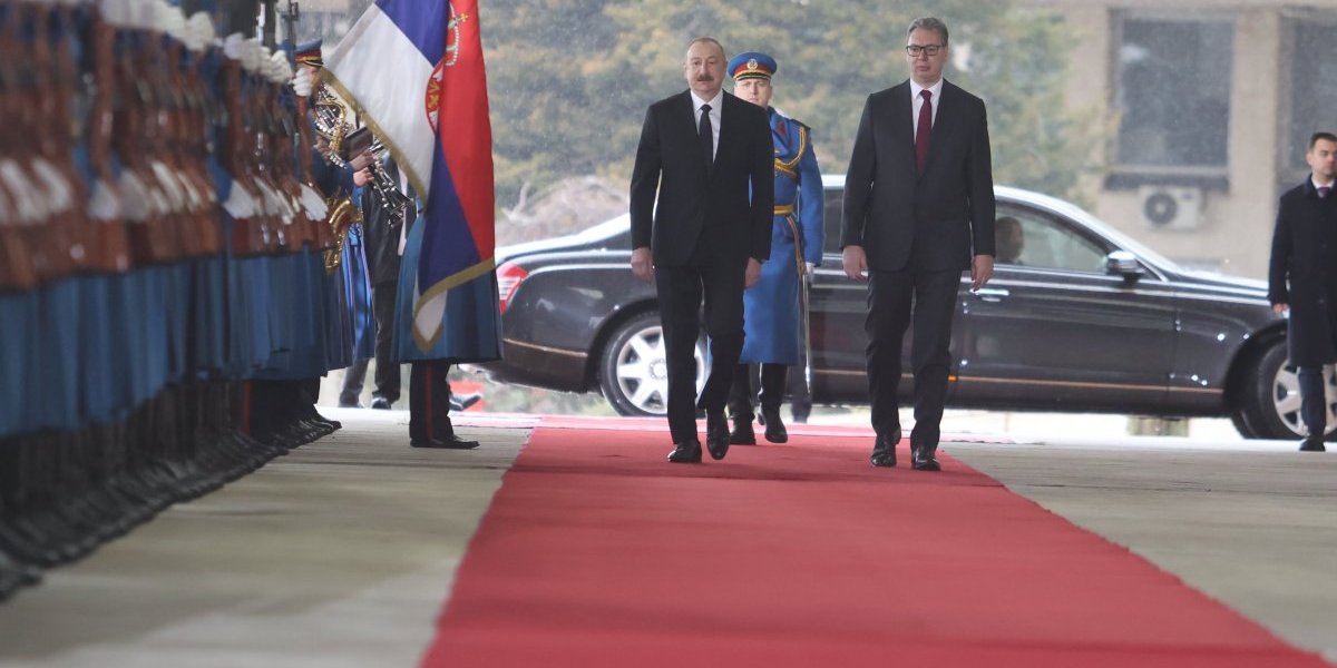 Predsednik Azerjbedžana i predsednik Srbije ispred Palate Srbije.