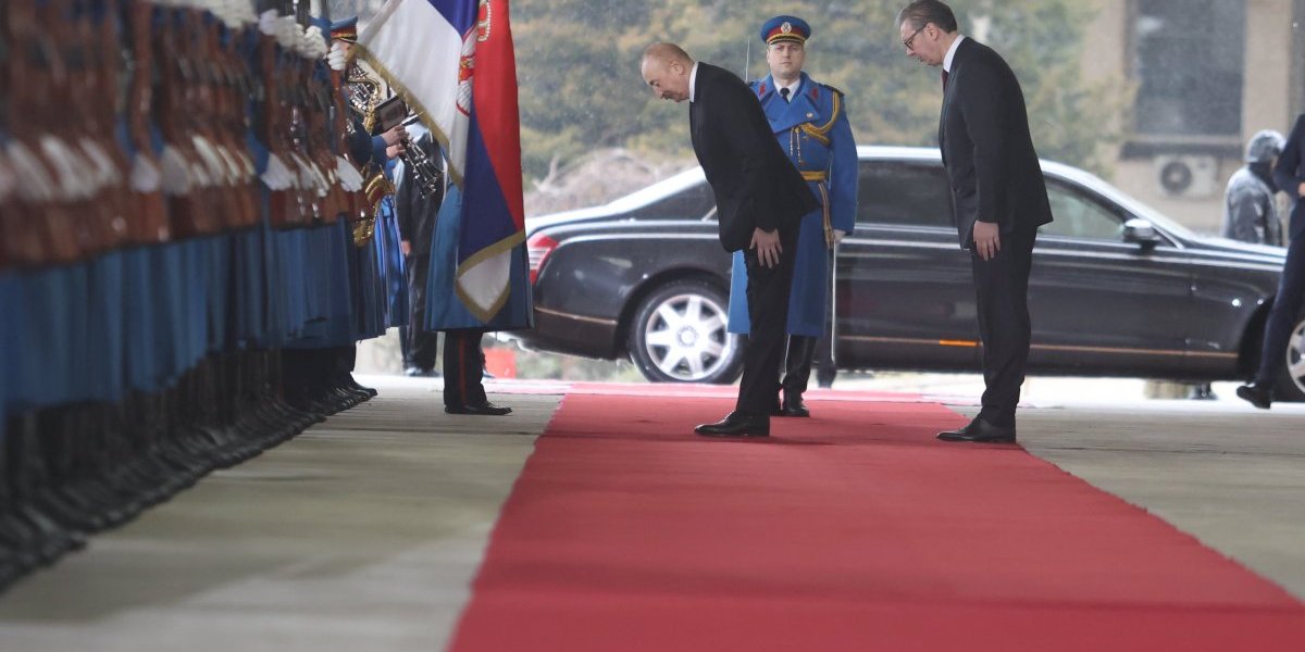 Predsednik Azerjbedžana i predsednik Srbije ispred Palate Srbije.