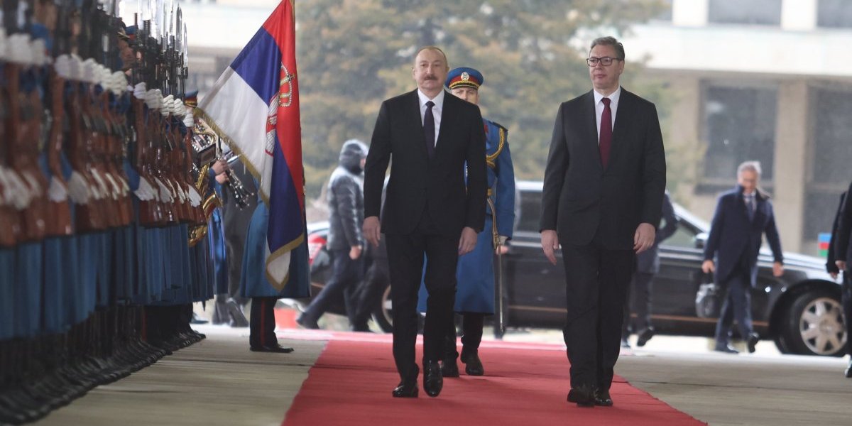 Predsednik Azerjbedžana i predsednik Srbije ispred Palate Srbije.